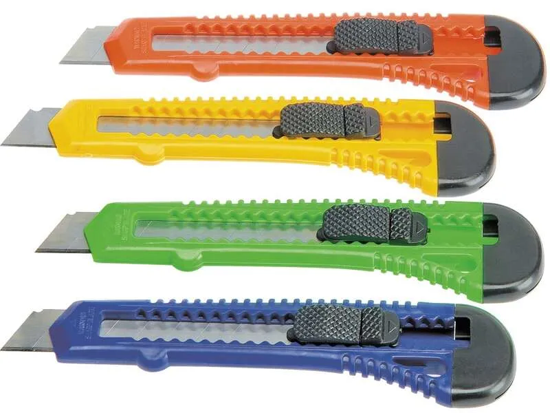 Bismark Cutter Grande Retractil - Medidas 17X8X15Cm - Empuñadura De Plastico - Bloqueo De Seguridad - Colores Surtidos